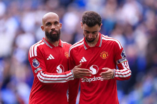Football - Premier League - Everton v Manchester United, ManU 6th September 2026 - Premier League - Everton v Manchester United - Bryan Mbeumo of Manchester United (L) consoles Bruno Fernandes of Manchester United after the match - Photo: Simon Stacpoole Offside. Liverpool UK Copyright: xSimonxStacpoolexOffside