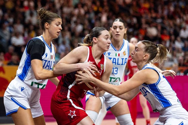 Paige Bueckers (USA, 04) im Zweikampf, Kampf um den Ball mit Martina Fassina (Italien, 19) und Mariella Santucci (Italien, 18), GER, Italien vs. USA, Basketball, FIBA Women s World Cup 2026, Gruppenphase, Spieltag 2, 06.09.2026 GER, Italien vs. USA, Basketball, FIBA Women s World Cup 2026, Gruppenphase, Spieltag 2, 06.09.2026 Berlin Copyright: xEibner-Pressefoto MaxxVincenx EP_MVN