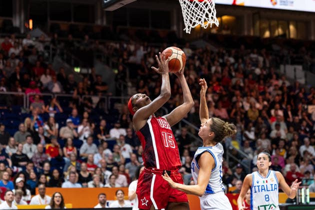 Angel Reese (USA, 15) beim Korbleger, Mariella Santucci (Italien, 18), GER, Italien vs. USA, Basketball, FIBA Women s World Cup 2026, Gruppenphase, Spieltag 2, 06.09.2026 GER, Italien vs. USA, Basketball, FIBA Women s World Cup 2026, Gruppenphase, Spieltag 2, 06.09.2026 Berlin Copyright: xEibner-Pressefoto MaxxVincenx EP_MVN