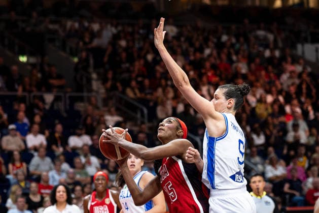 Angel Reese (USA, 15) beim Korbleger, Cecilia Zandalasini (Italien, 09), GER, Italien vs. USA, Basketball, FIBA Women s World Cup 2026, Gruppenphase, Spieltag 2, 06.09.2026 GER, Italien vs. USA, Basketball, FIBA Women s World Cup 2026, Gruppenphase, Spieltag 2, 06.09.2026 Berlin Copyright: xEibner-Pressefoto MaxxVincenx EP_MVN