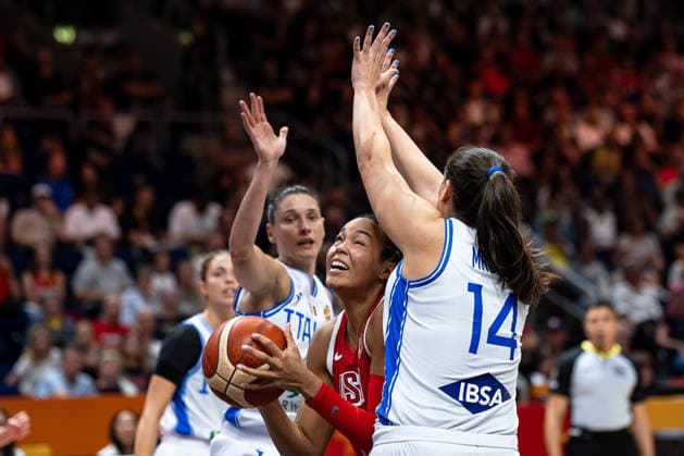 Napheesa Collier (USA, 11) auf dem Weg zum Korb, Sara Madera (Italien, 14), GER, Italien vs. USA, Basketball, FIBA Women s World Cup 2026, Gruppenphase, Spieltag 2, 06.09.2026 GER, Italien vs. USA, Basketball, FIBA Women s World Cup 2026, Gruppenphase, Spieltag 2, 06.09.2026 Berlin Copyright: xEibner-Pressefoto MaxxVincenx EP_MVN