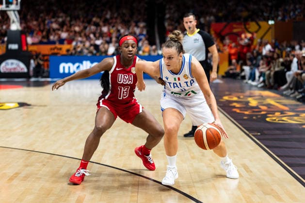 Francesca Pan (Italien, 11) im Dribbling gegen Jackie Young (USA, 13), GER, Italien vs. USA, Basketball, FIBA Women s World Cup 2026, Gruppenphase, Spieltag 2, 06.09.2026 GER, Italien vs. USA, Basketball, FIBA Women s World Cup 2026, Gruppenphase, Spieltag 2, 06.09.2026 Berlin Copyright: xEibner-Pressefoto MaxxVincenx EP_MVN