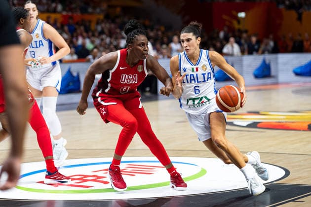 Francesca Pasa (Italien, 06) im Dribbling gegen Chelsea Gray (USA, 08), GER, Italien vs. USA, Basketball, FIBA Women s World Cup 2026, Gruppenphase, Spieltag 2, 06.09.2026 GER, Italien vs. USA, Basketball, FIBA Women s World Cup 2026, Gruppenphase, Spieltag 2, 06.09.2026 Berlin Copyright: xEibner-Pressefoto MaxxVincenx EP_MVN