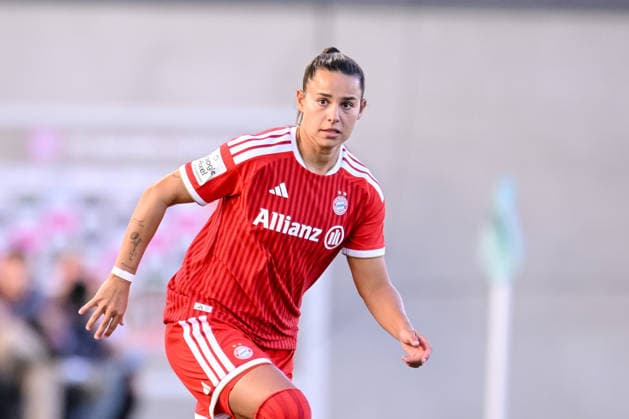 Muenchen, Deutschland, 06.09.26: Lena Oberdorf (FC Bayern Muenchen Frauen) Schaut waehrend des Google Pixel Frauen-Bundesliga - Spiels zwischen dem FC Bayern Muenchen vs SC Freiburg in der FC Bayern Campus am 06. September 2026 in Muenchen, Deutschland. (Foto von Harry Langer DeFodi Images) Muenchen, Germany, 06.09.26: Lena Oberdorf (FC Bayern Muenchen Frauen) Looks on during the Google Pixel Frauen-Bundesliga - match between FC Bayern Muenchen vs SC Freiburg at FC Bayern Campus on September 6, 2026 in Muenchen, Germany. (Photo by Harry Langer DeFodi Images) DFB DFL REGULATIONS PROHIBIT ANY USE OF PHOTOGRAPHS AS IMAGE SEQUENCES AND OR QUASI-VIDEO. (Photo by Harry Langer DeFodi Images) - *** Munich, Germany, September 6, 2026 — Lena Oberdorf of FC Bayern Munich Women looks on during the Google Pixel Women s Bundesliga match between FC Bayern Munich and SC Freiburg at the FC Bayern Campus on September 6, 2026, in Munich, Germany Photo by Harry Langer DeFodi Images Munich, Germany, September 6, 2026 Lena Oberdorf of FC Bayern Munich Women looks on during the Google Pixel Women’s Bundesliga match between FC Bayern Munich and SC Freiburg at the FC Bayern Campus on September 6, 2026 in Munich, Germany. Photo by Harry Langer, DeFodi Images. DFB and DFL regulations prohibit any use of photographs as image sequences and or quasi-video. Photo by Harry Langer, DeFodi Images