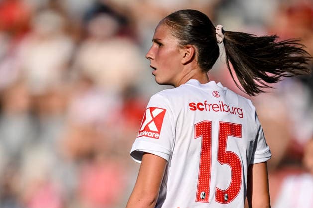Muenchen, Deutschland, 06.09.26: Maj Schneider (SC Freiburg Frauen) Schaut waehrend des Google Pixel Frauen-Bundesliga - Spiels zwischen dem FC Bayern Muenchen vs SC Freiburg in der FC Bayern Campus am 06. September 2026 in Muenchen, Deutschland. (Foto von Harry Langer DeFodi Images) Muenchen, Germany, 06.09.26: Maj Schneider (SC Freiburg Frauen) Looks on during the Google Pixel Frauen-Bundesliga - match between FC Bayern Muenchen vs SC Freiburg at FC Bayern Campus on September 6, 2026 in Muenchen, Germany. (Photo by Harry Langer DeFodi Images) DFB DFL REGULATIONS PROHIBIT ANY USE OF PHOTOGRAPHS AS IMAGE SEQUENCES AND OR QUASI-VIDEO. (Photo by Harry Langer DeFodi Images) -