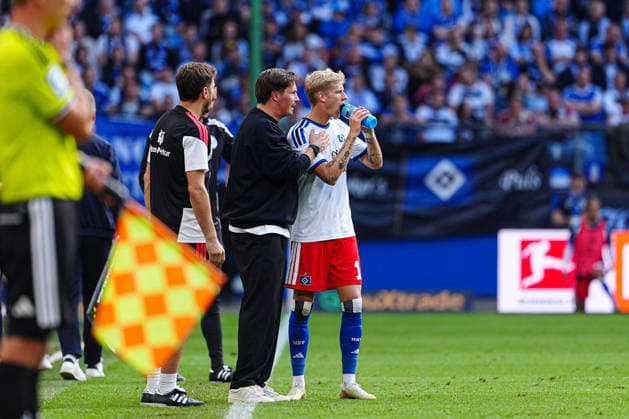 Merlin Polzin (Hamburger SV, Trainer), Albert Gronbaek (Hamburger SV, 11) GER, Hamburger SV vs. 1. FSV Mainz 05, Fußball, 1. Bundesliga, Spieltag 02, Saison 2026 2027, 06.09.2026 DFL REGULATIONS PROHIBIT ANY USE OF PHOTOGRAPHS AS IMAGE SEQUENCES AND OR QUASI-VIDEO GER, Hamburger SV vs. 1. FSV Mainz 05, Fußball, 1. Bundesliga, Spieltag 02, Saison 2026 2027, 06.09.2026 Hamburg *** Merlin Polzin, Hamburger SV, Coach; Albert Gronbaek, Hamburger SV, 1 GER; Hamburger SV vs. 1 FSV Mainz 05, Soccer, Bundesliga 1, Matchday 02, 2026–2027 Season, September 6, 2026 DFL regulations prohibit any use of photographs as image sequences and or quasi-video GER, Hamburger SV vs. 1. FSV Mainz 05, soccer, 1st Bundesliga, Matchday 02, 2026–2027 Season, September 6, 2026, Hamburg Copyright: xEibner-Pressefoto MarcelxvonxFehrnx EP_MFN