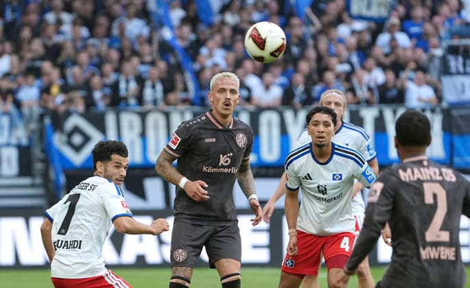 Foto : Phillip TIETZ ( Mainz ) gegen Zakaria EL OUAHDI ( links , HSV ) und Bilal NADIR (rechts) Fussball Bundesliga , 2. Spieltag am So. 06.09.2026 Hamburger SV - FSV Mainz *** Photo by Phillip TIETZ: Mainz vs. Zakaria EL OUAHDI (left), HSV, and Bilal NADIR (right) – Bundesliga, Matchday 2 on Sunday, September 6, 2026: Hamburger SV vs. FSV Mainz