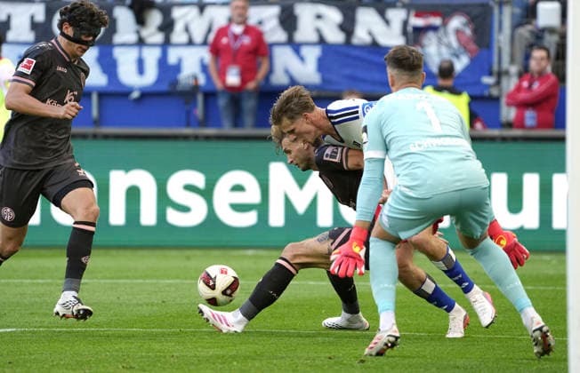 Foto : David Möller Wolfe ( HSV ) gegen Stefan POSCH ( links , Mainz ) Fussball Bundesliga , 2. Spieltag am So. 06.09.2026 Hamburger SV - FSV Mainz *** Photo by David Möller Wolfe: HSV vs. Stefan POSCH (left), Mainz Soccer Bundesliga, Matchday 2 on Sun, Sep 6, 2026, Hamburger SV vs. FSV Mainz
