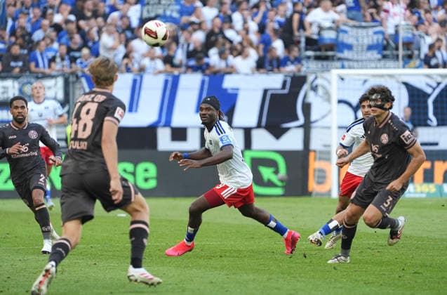 Foto : Terem MOFFI ( HSV ) gegen Fabio GRUBER ( Mainz , rechts ) und Kacper POTULSKI ( 48 , links ) Fussball Bundesliga , 2. Spieltag am So. 06.09.2026 Hamburger SV - FSV Mainz *** Photo: Terem MOFFI (HSV) vs. Fabio GRUBER (Mainz), on the right, and Kacper POTULSKI (48), on the left; Bundesliga, Matchday 2 on Sunday, September 6, 2026; Hamburger SV vs. FSV Mainz