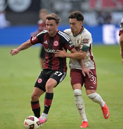 Fabian Rieder (Re) gegen. Mario. Götze. fotografiert beim Fußball Bundesliga Spiel Eintracht Frankfurt gegen den. FC Augsburg am 6.9.2026 in Frankfurt. (DFL DFB REGULATIONS PROHIBIT ANY USE OF PHOTOGRAPHS as IMAGE SEQUENCES and or QUASI-VIDEO) *** Fabian Rieder Re vs. Mario Götze, photographed during the Bundesliga soccer match between Eintracht Frankfurt and FC Augsburg on September 6, 2026, in Frankfurt. DFL and DFB regulations prohibit any use of photographs as image sequences and or quasi-video.