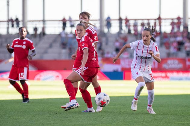 Giulia Gwinn (7 FC Bayern) und Emma Memminger (32 Freiburg) in Aktion beim Google Pixel Frauen Bundesligaspiel FC Bayern München - SC Freiburg am 06.09.2026. München FC Bayern Campus Bayern Deutschland *** Giulia Gwinn (7, FC Bayern) and Emma Memminger (32, Freiburg) in action during the Google Pixel Women s Bundesliga match between FC Bayern Munich and SC Freiburg on September 6, 2026, at the FC Bayern Campus in Munich, Bavaria, Germany