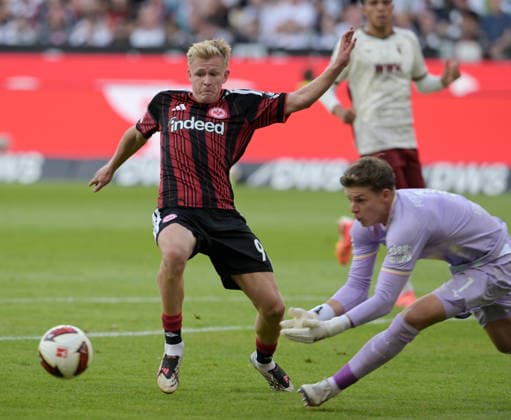 Jonathan Burkardt. (Li) im Zweikampf gegen FCA Torwart Finn Dahmen. fotografiert beim Fußball Bundesliga Spiel Eintracht Frankfurt gegen den. FC Augsburg am 6.9.2026 in Frankfurt. (DFL DFB REGULATIONS PROHIBIT ANY USE OF PHOTOGRAPHS as IMAGE SEQUENCES and or QUASI-VIDEO) *** Jonathan Burkardt Li in a one-on-one with FCA goalkeeper Finn Dahmen, photographed during the Bundesliga soccer match between Eintracht Frankfurt and FC Augsburg on September 6, 2026, in Frankfurt. DFL and DFB regulations prohibit any use of photographs as image sequences and or quasi- VIDEO
