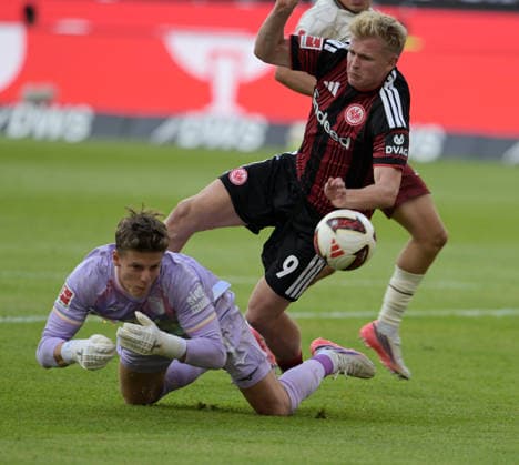 Jonathan Burkardt. (Li) im Zweikampf gegen FCA Torwart Finn Dahmen. fotografiert beim Fußball Bundesliga Spiel Eintracht Frankfurt gegen den. FC Augsburg am 6.9.2026 in Frankfurt. (DFL DFB REGULATIONS PROHIBIT ANY USE OF PHOTOGRAPHS as IMAGE SEQUENCES and or QUASI-VIDEO) *** Jonathan Burkardt Li in a one-on-one with FCA goalkeeper Finn Dahmen, photographed during the Bundesliga soccer match between Eintracht Frankfurt and FC Augsburg on September 6, 2026, in Frankfurt. DFL and DFB regulations prohibit any use of photographs as image sequences and or quasi- VIDEO