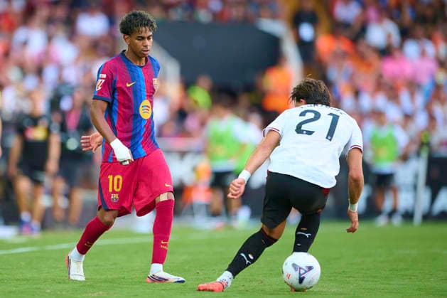 Valencia CF v FC Barcelona, Barca - LaLiga EA Sports 2026 27 VALENCIA, SPAIN - SEPTEMBER 6: Lamine Yamal of FC Barcelona passes the ball during the LaLiga EA Sports 2026 27 match between Valencia CF and FC Barcelona at Mestalla Stadium on September 6, 2026, in Valencia, Spain. (Photo by Francisco Macia Photo Players Images Magara Press) Valencia Mestalla Stadium Spain Copyright: xFranciscoxMaciax