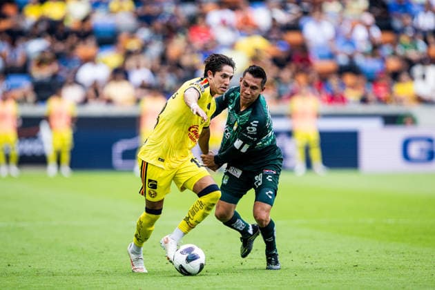 September 6, 2026, Houston, Texas, USA: Club America midfielder ALAN CERVANTES (13) and Club Leon midfielder JOSE RODRIGUEZ (29) battle for the ball during the first half of the Leagues Cup Third Place match at Shell Energy Stadium. Houston USA - ZUMAh306 20260906_zsp_h306_006 Copyright: xOscarxHerrerax