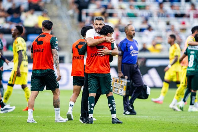 September 6, 2026, Houston, Texas, USA: Club Leon head coach JAVIER GANDOLFI hugs a teammate following their win of the Leagues Cup Third Place match against Club America at Shell Energy Stadium. Soccer 2026: Leagues Cup: Club America Vs. Club Leon  - ZUMAh306 20260906_zsp_h306_015 Copyright: xOscarxHerrerax