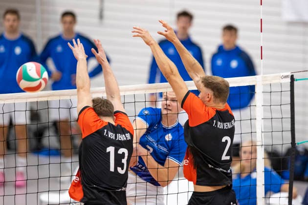 TVV-Pokalfinale Herren: Blue Volleys Gotha vs. 1. VSV Jena 90; Erfurt; 06.09.2026 Richard Werner ( 2; Blue Volleys Gotha) gegen Noah Henkel ( 13; 1. VSV Jena 90) (links) und Felix Roller ( 2; 1. VSV Jena 90) (rechts) TVV-Pokalfinale Herren: Blue Volleys Gotha vs. 1. VSV Jena 90; Riethsporthalle Erfurt; 06.09.2026 Copyright: xBEAUTIFULxSPORTS Duehringx