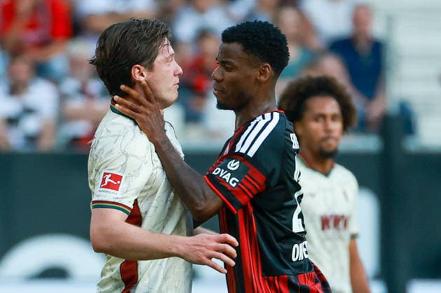Fußball 1. Bundesliga - Eintracht Frankfurt - FC Augsburg am 06.09.2026 im Deutsche Bank Park in Frankfurt Michael Gregoritsch (Augsburg 11) und Raphael Onyedika (Frankfurt 25) geraten aneinander *** Soccer, Bundesliga 1: Eintracht Frankfurt vs. FC Augsburg on September 6, 2026, at Deutsche Bank Park in Frankfurt. Michael Gregoritsch (Augsburg, No. 11) and Raphael Onyedika (Frankfurt, No. 25) clash. MH