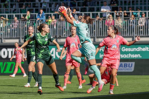 06.09.2026, xgrfx, Fussball Google Pixel Frauen-Bundesliga, VfL Wolfsburg - SV Werder Bremen v.l. Lara Prasnikar (VfL Wolfsburg), Mariella El Sherif (SV Werder Bremen) Wolfsburg *** September 6, 2026, xgrfx, Soccer Google Pixel Women s Bundesliga, VfL Wolfsburg vs. SV Werder Bremen, Lara Prasnikar (VfL Wolfsburg), Mariella El Sherif (SV Werder Bremen), Wolfsburg