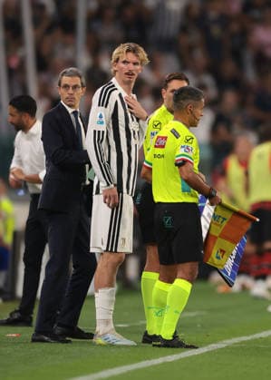 Juventus v AC Milan - Serie A - Season 2026-2027 Turin, Italy, 6th September 2026. Matteo Fabris, Juventus Team Manager and Nick Woltemade of Juventus look confused as initially the wrong number is displayed on the substitues board as the German forward prepares to enter the field of play in place of team mate Douglas Luiz whilst the number shown was that of Manuel Locatelli of Juventus during the Juventus vs AC Milan Serie A match at Allianz Stadium, Turin. Picture credit should read: Jonathan Moscrop Turin Allianz Stadium Italy