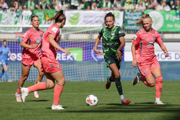 06.09.2026, xgrfx, Fussball Google Pixel Frauen-Bundesliga, VfL Wolfsburg - SV Werder Bremen v.l. Joelle Wedemeyer (VfL Wolfsburg), Isabella Jaron (SV Werder Bremen) Wolfsburg *** September 6, 2026, xgrfx, Soccer Google Pixel Women s Bundesliga, VfL Wolfsburg vs. SV Werder Bremen, Joelle Wedemeyer (VfL Wolfsburg), Isabella Jaron (SV Werder Bremen), Wolfsburg