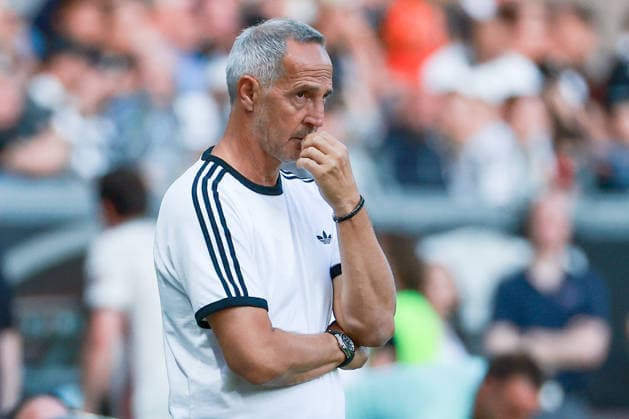 Fußball 1. Bundesliga - Eintracht Frankfurt - FC Augsburg am 06.09.2026 im Deutsche Bank Park in Frankfurt Trainer Adi Hütter Huetter Hutter (Frankfurt) unzufrieden, enttäuscht, enttaeuscht, niedergeschlagen. *** Soccer: Bundesliga 1 – Eintracht Frankfurt vs. FC Augsburg on September 6, 2026, at Deutsche Bank Park in Frankfurt. Coach Adi Hütter (Huetter, Hutter): Frankfurt is unhappy, disappointed, disheartened, and dejected. MH