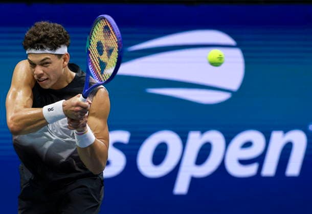 US Open tennis tournament - Day 8 epaselect Ben Shelton of the USA in action against Stefanos Tsitsipas of Greece during the Men s Singles fourth round of the US Open Tennis Championships in Flushing Meadows, New York, USA, 06 September 2026. FLUSHING MEADOWS NEW YORK United States  Copyright: xCRISTOBALxHERRERA-ULASHKEVICHx