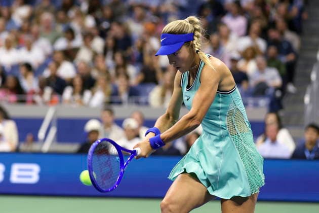 US Open tennis tournament - Day 8 Anna Kalinskaya of Russia in action against Emma Navarro of the USA during their Women™s Singles round four match of the US Open Tennis Championships at the USTA Billie Jean King National Tennis Center in Flushing Meadows, New York, USA, 06 September 2026. FLUSHING MEADOWS NEW YORK United States  Copyright: xSARAHxYENESELx