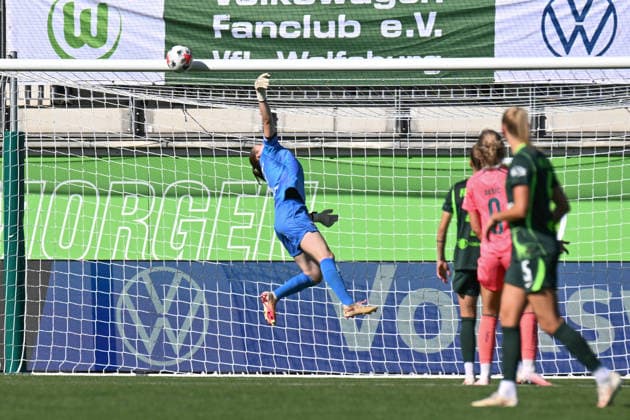 Fußball I Frauen I Saison 2026-2027 I Bundesliga I 3. Spieltag I VfL Wolfsburg - SV Werder Bremen I 06.09.2026 Stina Johannes (1, VfL Wolfsburg) lenkt den Ball mit einer Parade an die Latte Wolfsburg AOK Stadion Niedersachsen Deutschland *** Soccer I Women s I 2026–2027 Season I Bundesliga I Matchday 3 I VfL Wolfsburg vs. SV Werder Bremen I September 6, 2026 Stina Johannes 1, VfL Wolfsburg deflects the ball onto the crossbar with a save Wolfsburg AOK Stadium, Lower Saxony, Germany Copyright: xLobeca InesxHähnelx