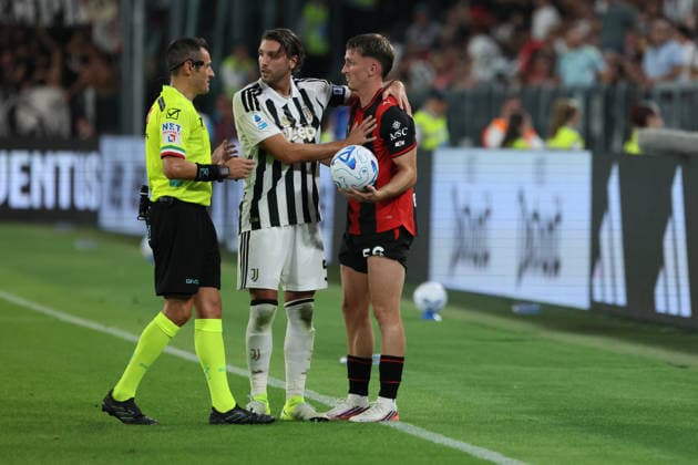 Juventus v AC Milan - Serie A 2026 27 Manuel Locatelli of Juventus FC in action against Alexis Saelemaekers of AC Milan during the Serie A 2026 27 Matchday 3 match at Allianz Stadium in Turin, Italy, on September 6, 2026. Turin Italy  Copyright: xGurgenxHakobyanx originalFilename:hakobyan-seriea20260907_npn91.jpg