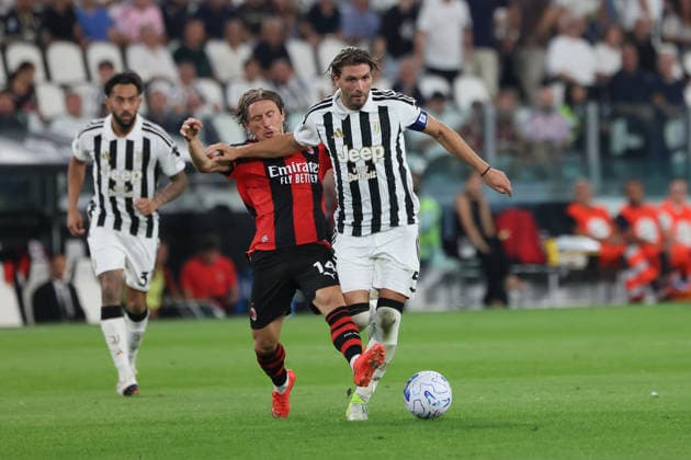 Juventus v AC Milan - Serie A 2026 27 Manuel Locatelli of Juventus FC plays against Luka Modric of AC Milan during the Serie A 2026 27 Matchday 3 match at Allianz Stadium in Turin, Italy, on September 6, 2026. Turin Italy  Copyright: xGurgenxHakobyanx originalFilename:hakobyan-seriea20260907_npwsG.jpg