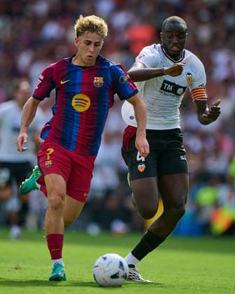 (260907) -- VALENCIA, Sept. 7, 2026 -- Barcelona s Fermin Lopez (L) vies with Valencia s Mouctar Diakhaby during the Spanish La Liga football match between Valencia CF and FC Barcelona, Barca in Valencia, Spain, Sept. 6, 2026. ( Xinhua) (SP)SPAIN-VALENCIA-FOOTBALL-LA LIGA-VALENCIA CF VS FC BARCELONA Str 