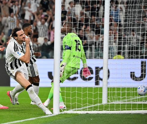 (260907) -- TURIN, Sept. 7, 2026 -- Juventus Federico Gatti (L) celebrates his goal during a Serie A football match between Juventus and AC Milan in Turin, Italy, Sept. 6, 2026. (Photo by Xinhua) (SP)ITALY-TURIN-FOOTBALL-SERIE A-JUVENTUS VS AC MILAN AlbertoxLingria 