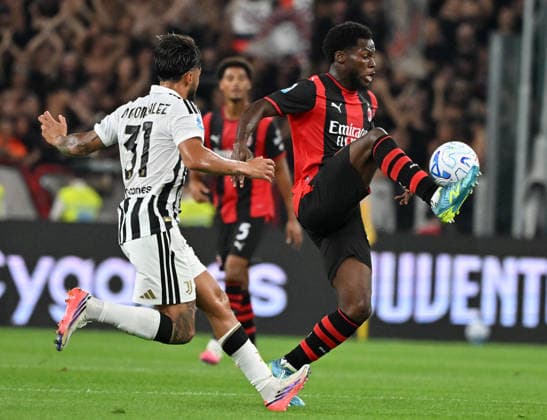 (260907) -- TURIN, Sept. 7, 2026 -- Juventus Nico Gonzalez (L) vies with AC Milan s Yunus Musah during a Serie A football match between Juventus and AC Milan in Turin, Italy, Sept. 6, 2026. (Photo by Xinhua) (SP)ITALY-TURIN-FOOTBALL-SERIE A-JUVENTUS VS AC MILAN AlbertoxLingria 