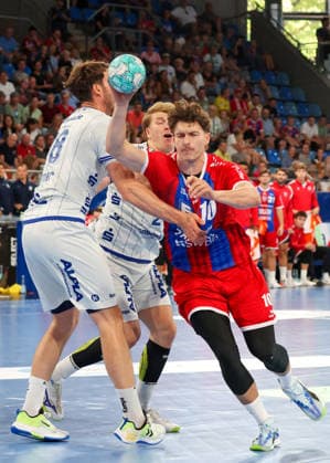 06.09.2026, Deutschland, Bietigheim, Handball Bundesliga, Saison 2026 2027 SG BBM Bietigheim vs. TBV Lemgo, v.l. Hendrik Wagner (TBV), Lukas Hutecek (TBV), Jonas Josef (BBM)