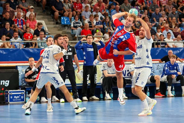 06.09.2026, Deutschland, Bietigheim, Handball Bundesliga, Saison 2026 2027 SG BBM Bietigheim vs. TBV Lemgo, v.l. Tim Suton (TBV), Mathias Larson (BBM), Christian OÂ Sullivan (TBV)