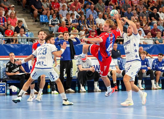 06.09.2026, Deutschland, Bietigheim, Handball Bundesliga, Saison 2026 2027 SG BBM Bietigheim vs. TBV Lemgo, v.l. Tim Suton (TBV), Mathias Larson (BBM), Christian OÂ Sullivan (TBV)