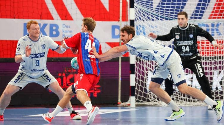 06.09.2026, Deutschland, Bietigheim, Handball Bundesliga, Saison 2026 2027 SG BBM Bietigheim vs. TBV Lemgo, v.l. Nicolai Theilinger (TVB), Maxim Orlov (BBM), Hendrik Wagner (TVB)