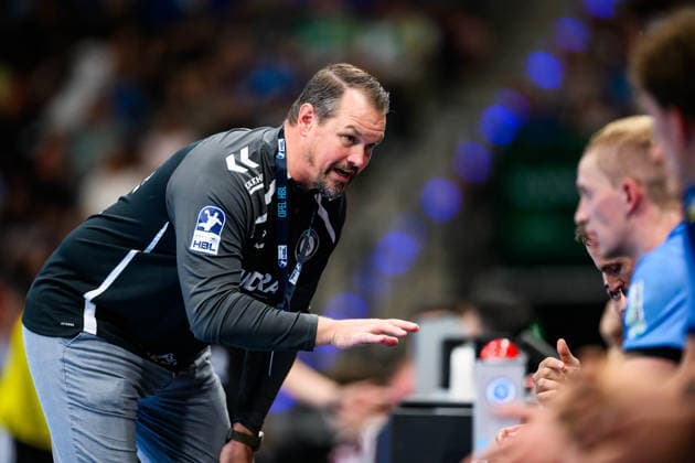 TVB Stuttgart - Füchse Berlin Handball: 1. Bundesliga, Herren, Saison 2026 2027, TVB Stuttgart - Füchse Berlin, Porsche Arena. Stuttgarts Trainer Misha Kaufmann spricht mit seinen Spielern. Stuttgart Porsche Arena Baden-Württemberg Deutschland