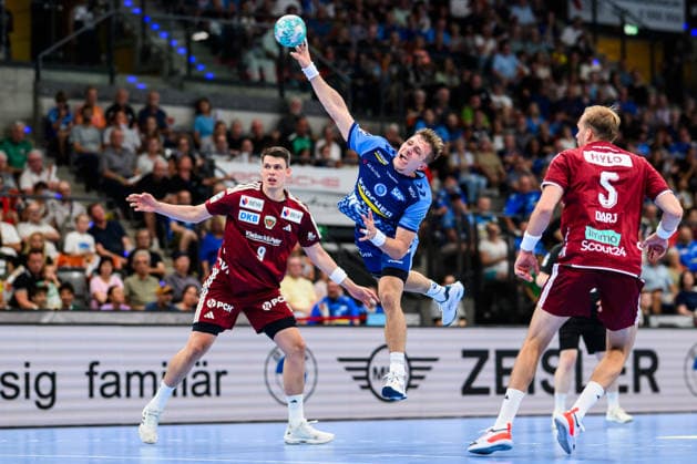 TVB Stuttgart - Füchse Berlin Handball: 1. Bundesliga, Herren, Saison 2026 2027, TVB Stuttgart - Füchse Berlin, Porsche Arena. Stuttgarts Simone Mengon (M) in Aktion gegen Berlins Frederik Simak (l) und Berlins Max Darj (r). Stuttgart Porsche Arena Baden-Württemberg Deutschland