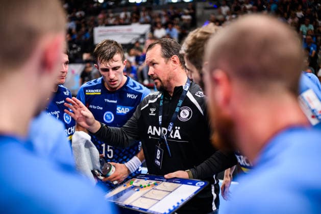 TVB Stuttgart - Füchse Berlin Handball: 1. Bundesliga, Herren, Saison 2026 2027, TVB Stuttgart - Füchse Berlin, Porsche Arena. Stuttgarts Trainer Misha Kaufmann spricht in der Auszeit zu den Spielern. Stuttgart Porsche Arena Baden-Württemberg Deutschland