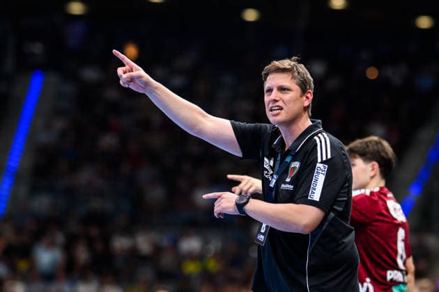 TVB Stuttgart - Füchse Berlin Handball: 1. Bundesliga, Herren, Saison 2026 2027, TVB Stuttgart - Füchse Berlin, Porsche Arena. Berlins Trainer Nicolej Krickau gestikuliert. Stuttgart Porsche Arena Baden-Württemberg Deutschland