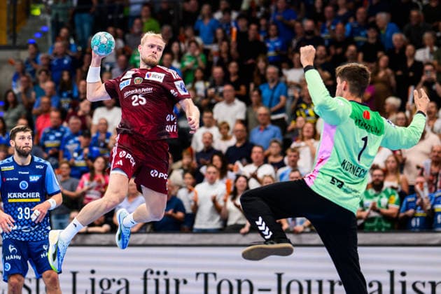 TVB Stuttgart - Füchse Berlin Handball: 1. Bundesliga, Herren, Saison 2026 2027, TVB Stuttgart - Füchse Berlin, Porsche Arena. Berlins Matthes Langhoff in Aktion gegen Stuttgarts Torwart Mateusz Kornecki. Stuttgart Porsche Arena Baden-Württemberg Deutschland