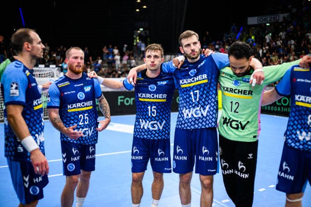 TVB Stuttgart - Füchse Berlin Handball: 1. Bundesliga, Herren, Saison 2026 2027, TVB Stuttgart - Füchse Berlin, Porsche Arena. Stuttgarts Kai Häfner (l-r), Stuttgarts Patrick Zieker, Stuttgarts Simone Mengon, Stuttgarts Samuel Röthlisberger und Stuttgarts Torwart Mohamed El Tayar reagieren nach dem Spiel unzufrieden. Stuttgart Porsche Arena Baden-Württemberg Deutschland