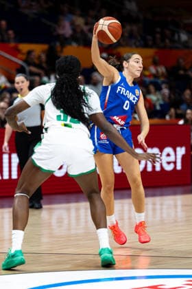 Carla Leite (Frankreich, 00) Pass, Rita Igbokwe (Nigeria, 32), GER, Nigeria vs. Frankreich, Basketball, FIBA Women s World Cup 2026, Gruppenphase, Spieltag 3, 07.09.2026 GER, Nigeria vs. Frankreich, Basketball, FIBA Women s World Cup 2026, Gruppenphase, Spieltag 3, 07.09.2026 Berlin Copyright: xEibner-Pressefoto MaxxVincenx EP_MVN