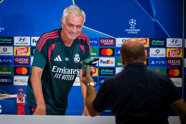 Real Madrid CF Training Session and press conference, PK, Pressekonferenz - UEFA Champions League 2026 27 MADRID, SPAIN - SEPTEMBER 7: Jose Mourinho, head coach of Real Madrid CF, receives a gift from a journalist during the press conference on day ahead of the UEFA Champions League 2026 27 League Phase MD1 at Ciudad Real Madrid on September 7, 2026 in Madrid, Spain. Madrid Ciudad Real Madrid Madrid Spain Copyright: xAlbertoxGardinx AGardin_20260907_Foot_Cha_Rea_Mad_PC_0666