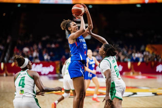 FIBA Women™s Basketball World Cup 2026: Nigeria vs. Frankreich, 07.09.2026 Marieme Badiane (Frankreich, 22) wirft, Jordan Obi (Nigeria, 5); Basketball, FIBA Women™s Basketball World Cup 2026, Gruppenphase, Gruppe B, 3. Spieltag: Nigeria vs. Frankreich am 07.09.2026 in der Uber Arena, Berlin Copyright: xBEAUTIFULxSPORTS Tonhäuserx