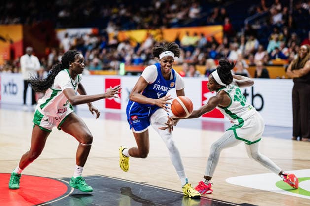FIBA Women™s Basketball World Cup 2026: Nigeria vs. Frankreich, 07.09.2026 Dominique Malonga (Frankreich, 14) gegen Promise Amukamara (Nigeria, 10) und Rita Igbokwe (Nigeria, 32); Basketball, FIBA Women™s Basketball World Cup 2026, Gruppenphase, Gruppe B, 3. Spieltag: Nigeria vs. Frankreich am 07.09.2026 in der Uber Arena, Berlin Copyright: xBEAUTIFULxSPORTS Tonhäuserx