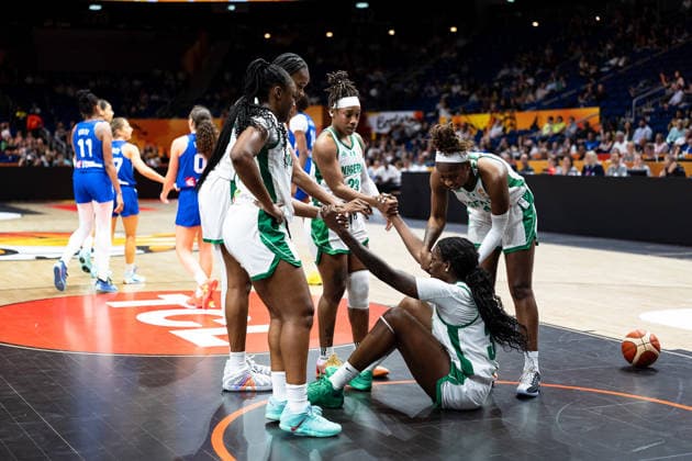 Rita Igbokwe (Nigeria, 32) am Boden, Grace Efosa-Aguebor (Nigeria, 01), Maryam Dauda (Nigeria, 15) und Ezinne Kalu (Nigeria, 23) helfen hoch, GER, Nigeria vs. Frankreich, Basketball, FIBA Women s World Cup 2026, Gruppenphase, Spieltag 3, 07.09.2026 GER, Nigeria vs. Frankreich, Basketball, FIBA Women s World Cup 2026, Gruppenphase, Spieltag 3, 07.09.2026 Berlin Copyright: xEibner-Pressefoto MaxxVincenx EP_MVN