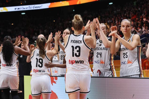 Britta Daub, Leonie Fiebich klatscht ab beim Einlaufen Basketball FIBA World Cup Weltmeisterschaft Frauen WM Saison 2026 2027 07.09.2026 DBB Deutschland GER vs Mali